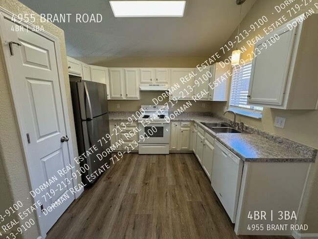 Foto del edificio - Absolutely Beautiful 4 Bedroom Home Just N...