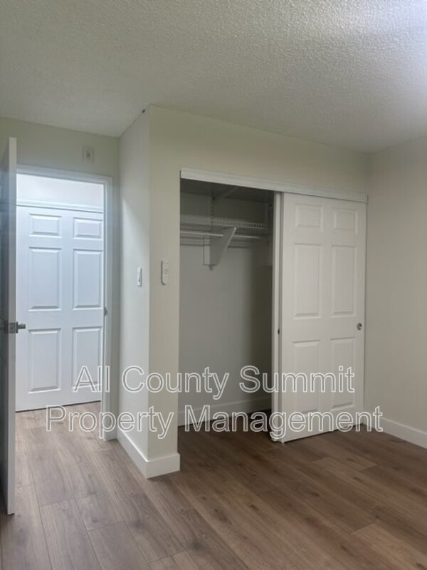 Building Photo - 1400 Golden Cir