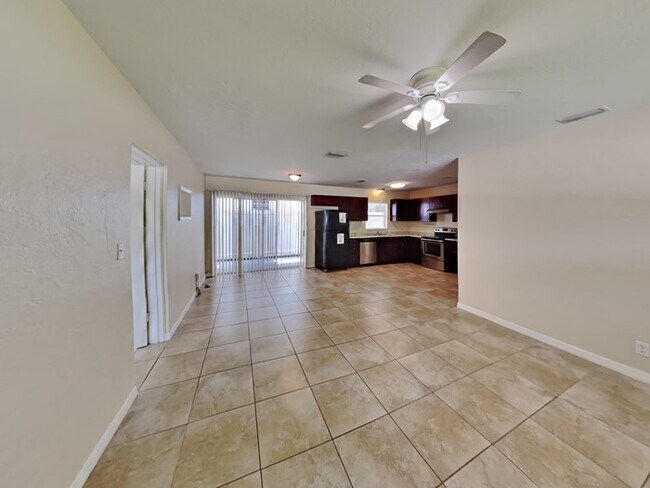 Foto del edificio - MOVE IN SPECIAL! 4/2 Home For Rent