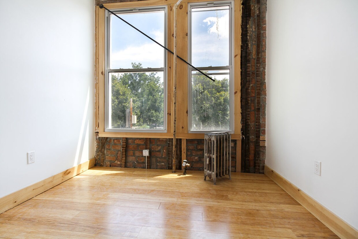 Primary Photo - 115 Weirfield St