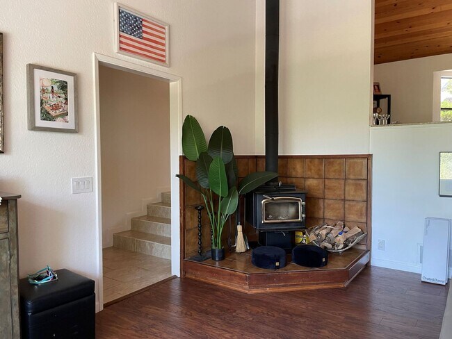 Building Photo - 3 bedroom, 2 bath remodeled home in Lake W...