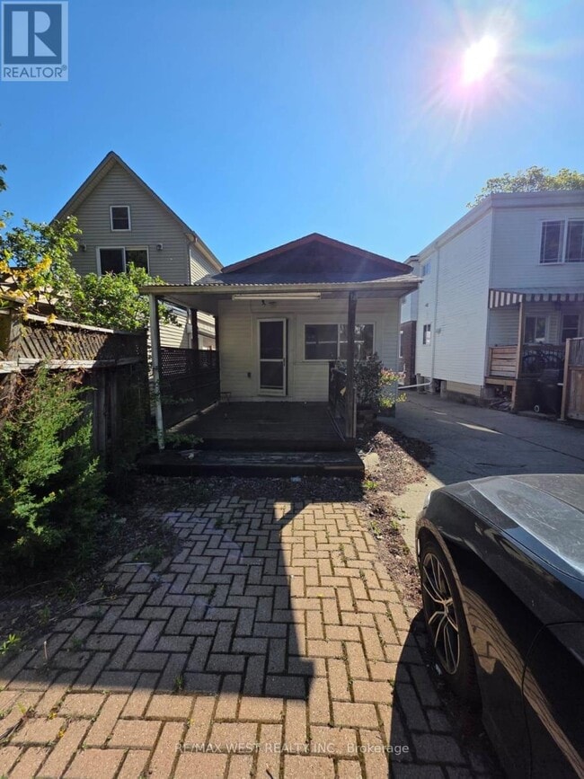 Building Photo - 160 King Edward Ave