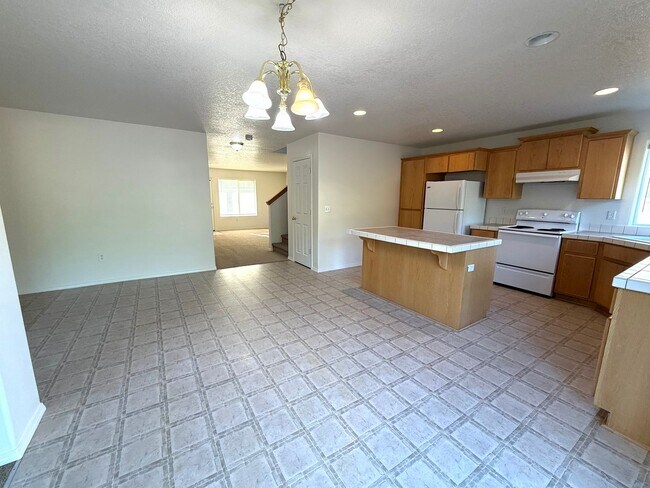 Foto del edificio - Spacious 4-Bedroom Rental Home in Prime Pa...