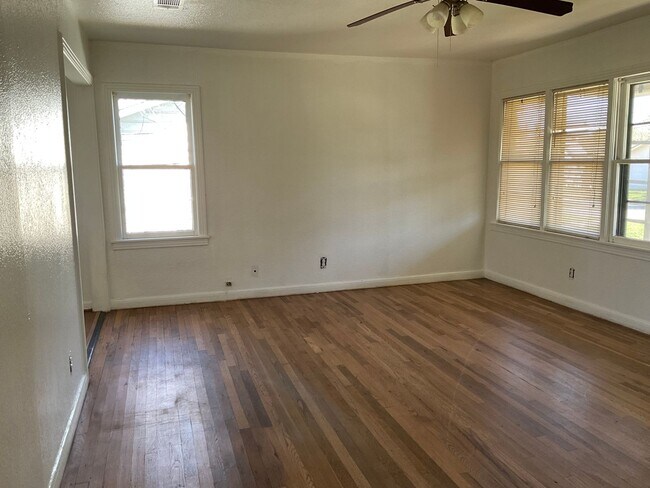 Building Photo - **Coming Soon!** 2 Bedroom 1 Bath with Det...