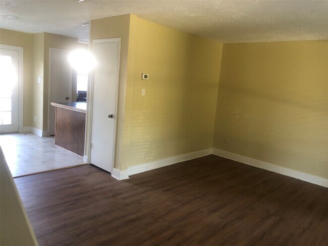 Foto del edificio - 9308 Westwood Village Dr