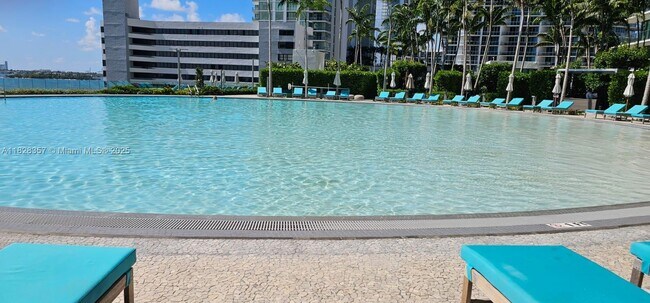 Foto del edificio - 650 NE 32nd St