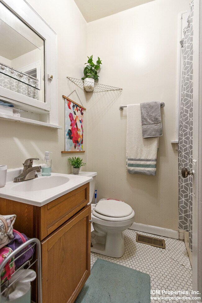 Building Photo - 3618 N Marshfield Ave