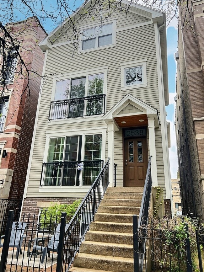 Building Photo - 2538 N Southport Ave