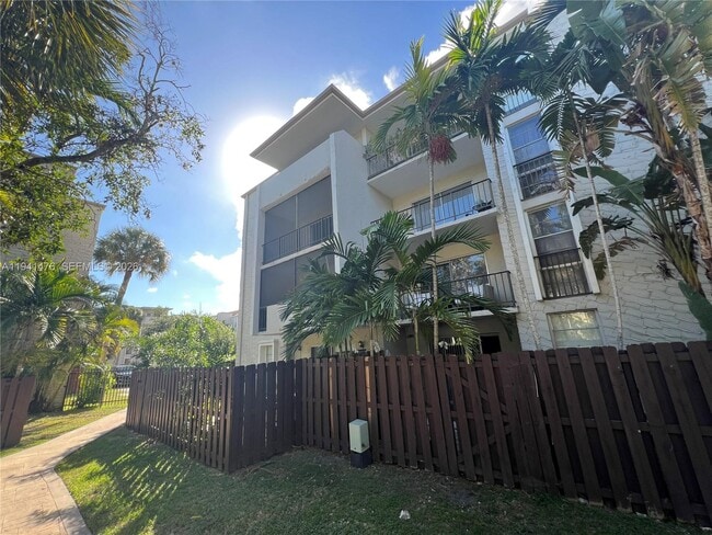 Building Photo - 6900 N Kendall Dr