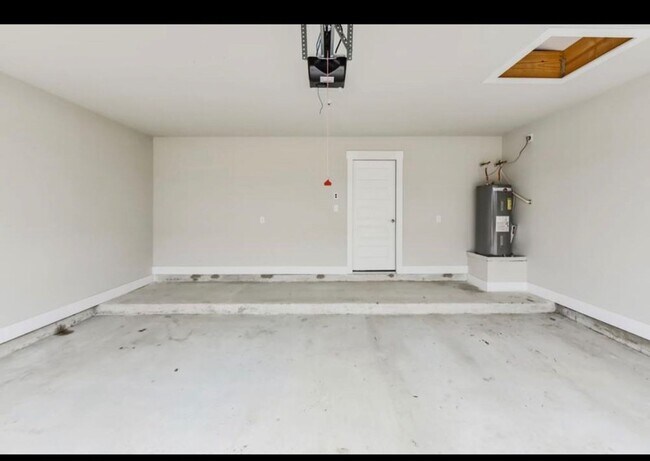 Building Photo - Like New  - 3 Bedroom Townhome in Barron C...