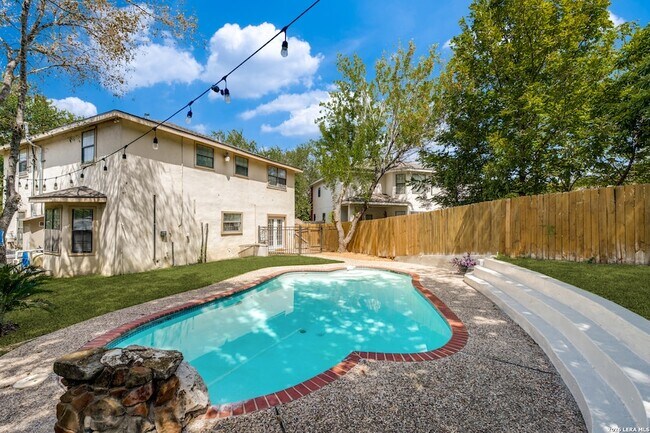 Building Photo - 5230 Ebony Dr