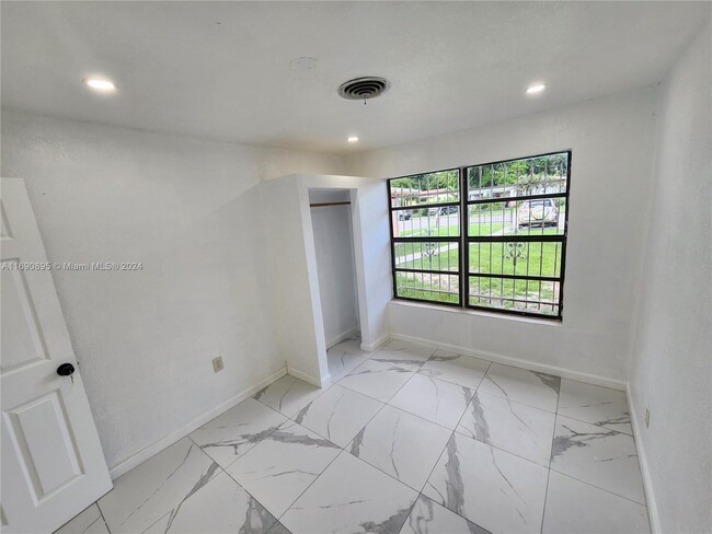 Foto del edificio - 1340 NE 146th St