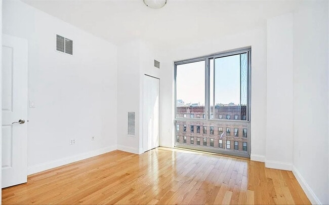 Building Photo - 110 4th Ave