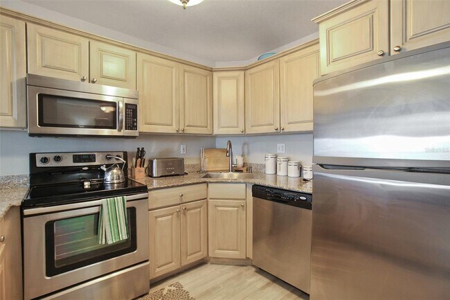Building Photo - 1050 Longboat Club Rd
