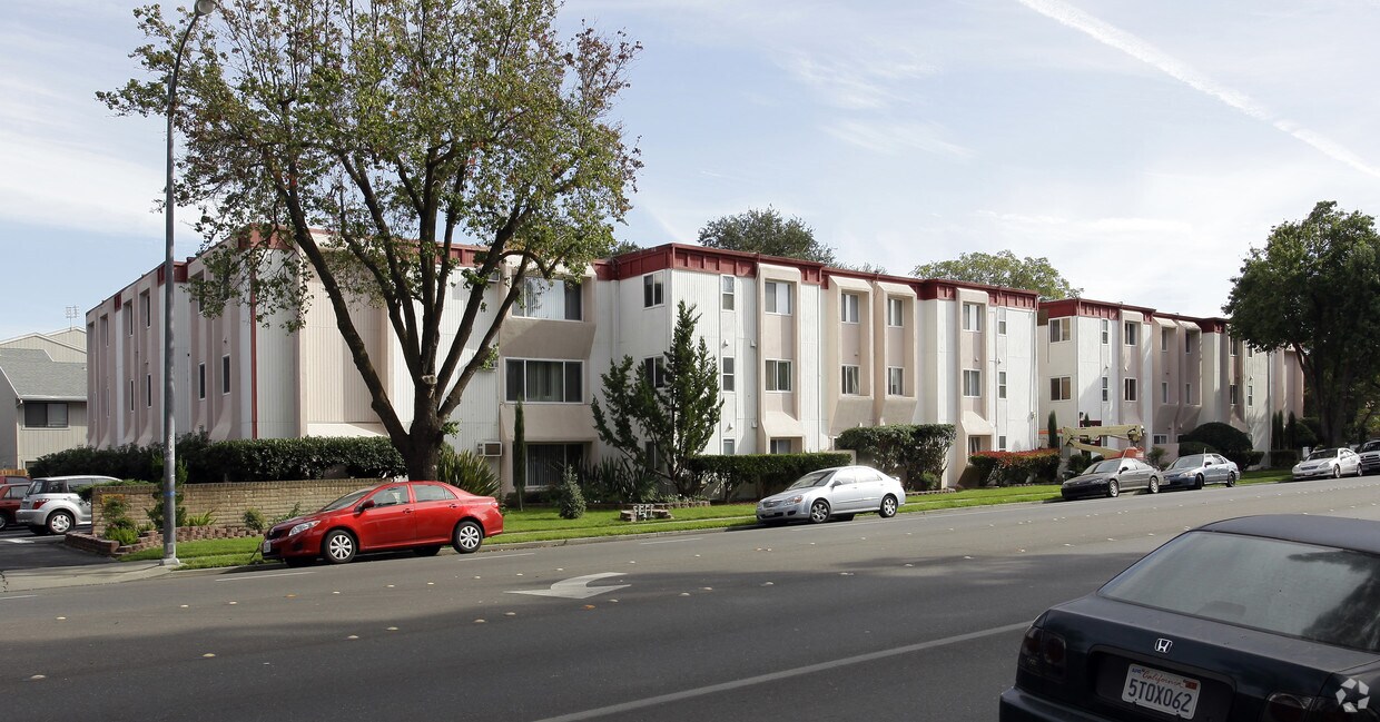 Primary Photo - Woodside Apartments