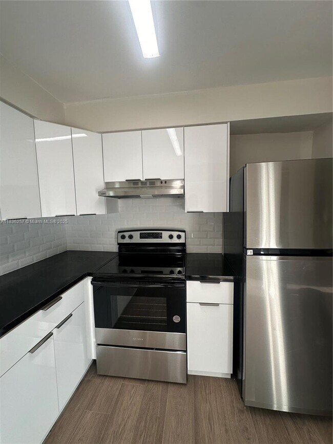 Foto del edificio - 941 NE 170th St