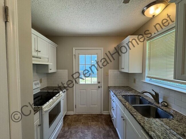 Foto del edificio - 3 bedroom 2 bathroom home in Charlotte!