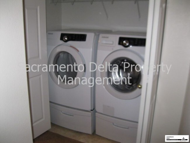 Foto del edificio - Must See 3/2.5 home in West Sac!!!