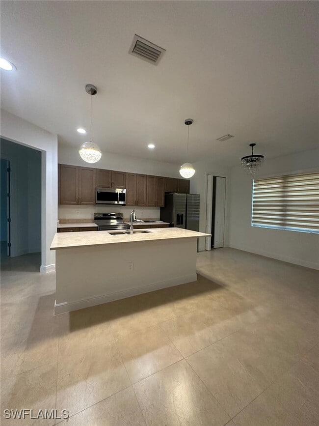 Building Photo - 2167 Della Dr