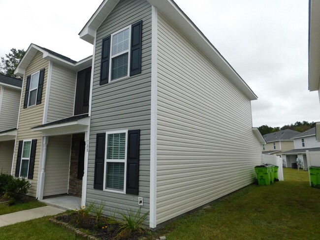 Building Photo - Month to Month Lease