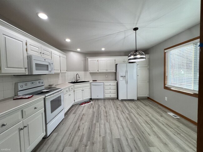 Building Photo - 3 br, 2 bath Townhome - 3531 Sweetgrass Ct
