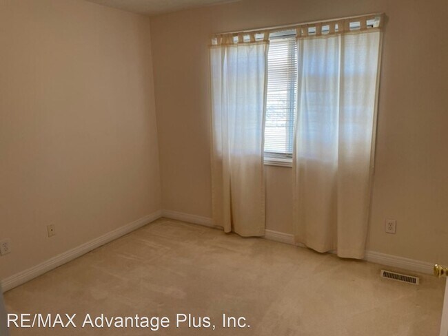 Building Photo - 5 br, 2.5 bath House - 2525 Chatsworth Dr.