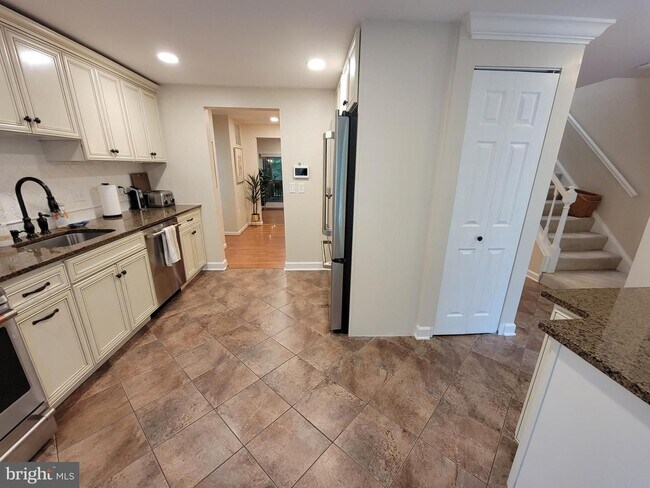 Building Photo - 3 Bedroom End-Unit Townhouse in Burke Center
