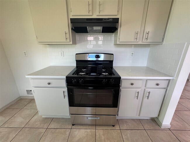 Foto del edificio - 6810 Creek Village Dr