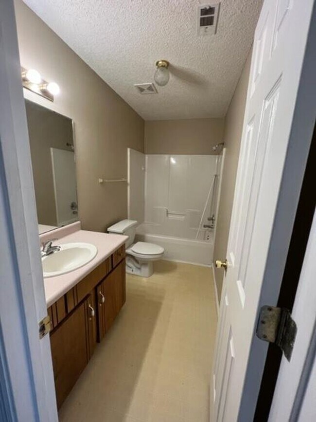 Building Photo - 2 Bedroom, 2 bath duplex