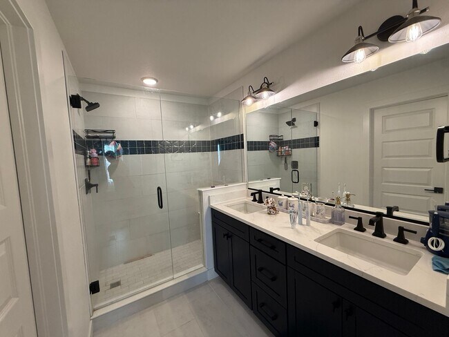 Foto del edificio - Beautiful 2024-Built 4 Bedroom, 4 Bathroom Home with Pikes Peak Views off Interquest!!!