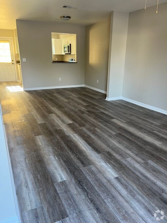 Building Photo - 2220 Oakwood Ln