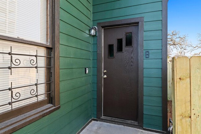 Building Photo - 1308 E 12th St