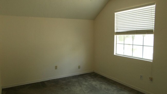 Foto del edificio - Northridge Beauty PENDING LEASE