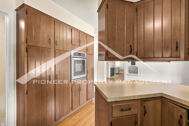 Foto del edificio - Charming Home with Convenient Location and Two Car Garage!