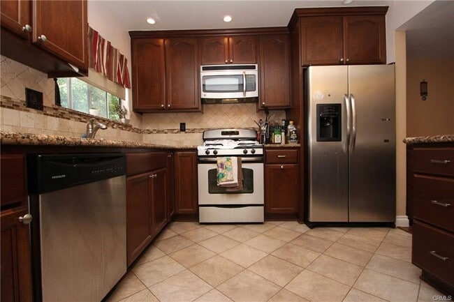 Foto del edificio - 10331 Lindley Ave