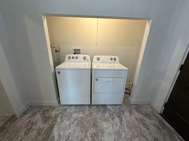 Foto del edificio - 2245 Valley Dr