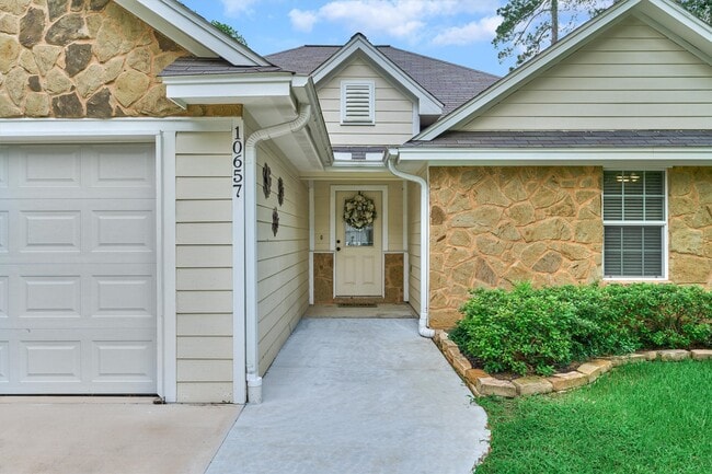Building Photo - 10657 Royal Cavins Dr