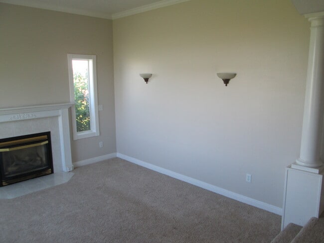 Building Photo - 1453 N 600 E