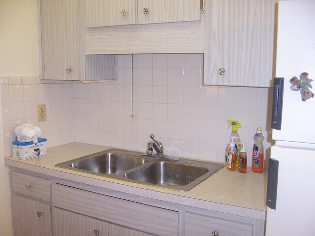 Building Photo - 2/1 in gated community, available now!