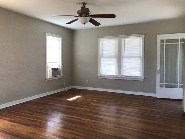 Building Photo - Cute Efficiency Located Across From Elemen...