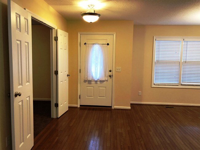 Building Photo - 137 Fox Run