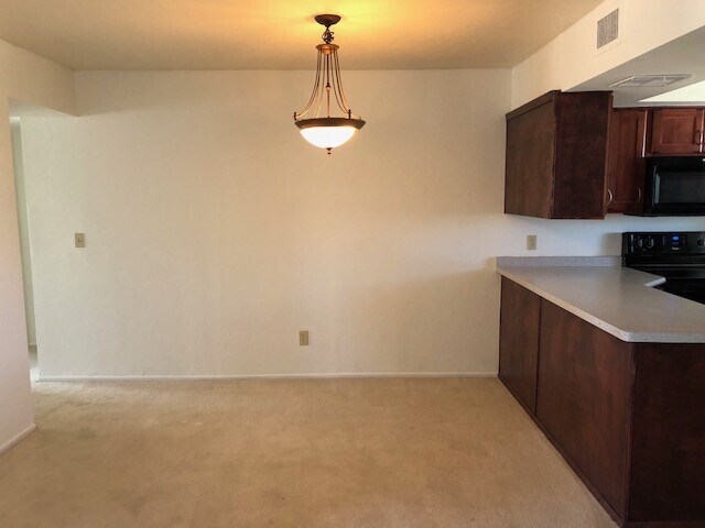 Foto del edificio - Upstairs Three Bedroom Condo ~ N. Prescott