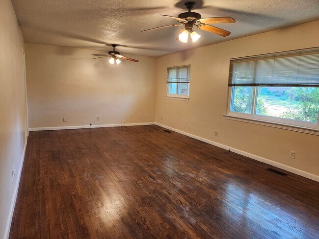 Building Photo - Spacious 3 Bedroom 2 bath townhome off 58 ...