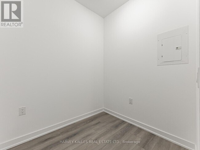 Photo du bâtiment - 7439 Kingston Rd