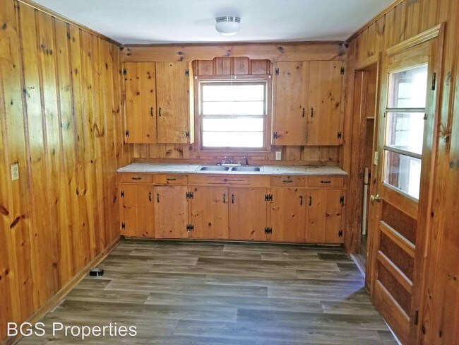 Building Photo - 3 br, 1 bath House - 140 Peach St.
