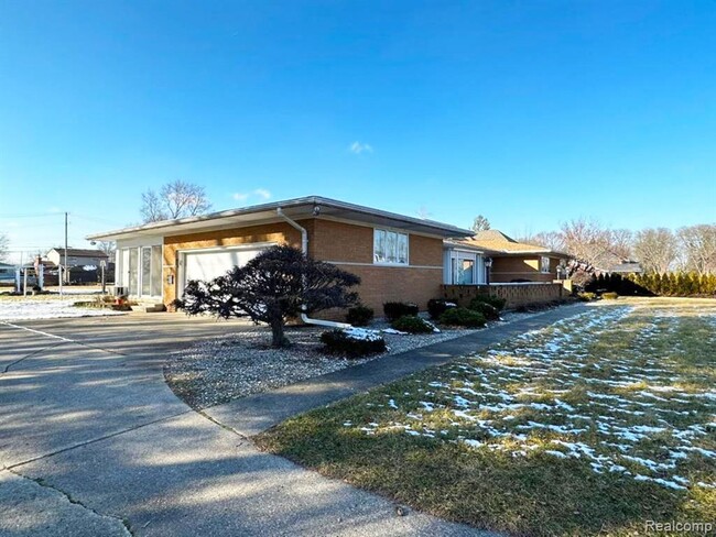 Building Photo - 6615 Fairwood Dr