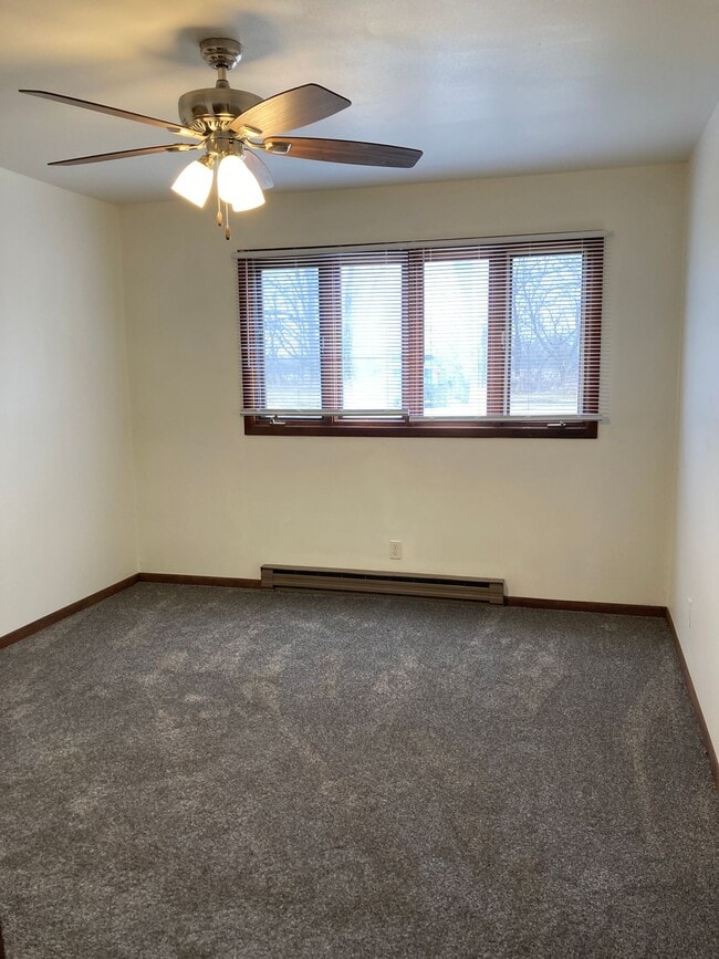 Building Photo - Immaculate Updated 2 Bedroom with 1 Bath
