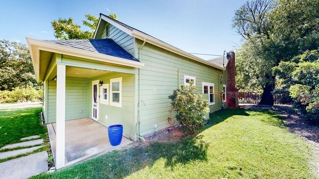 Building Photo - Country Charm Meets Vineyard Views! Two Bedroom Two bath with room to relax!