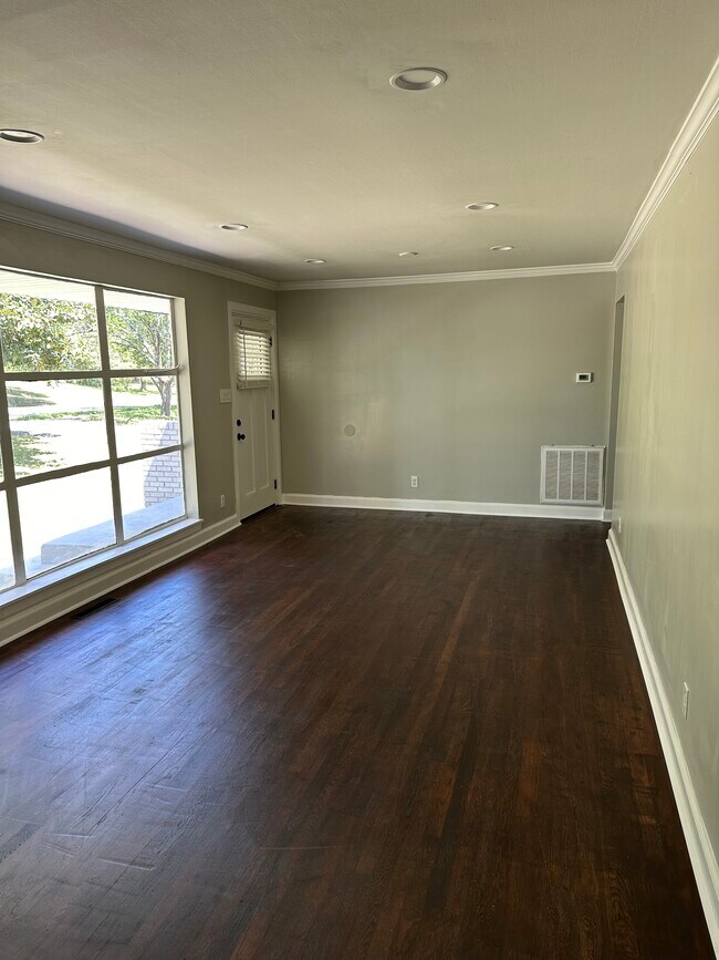 Foto del edificio - 4848 Gilmore Dr