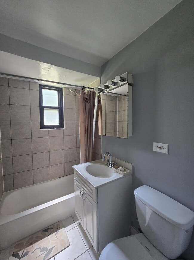Foto del edificio - 7328 N Ridge Ave